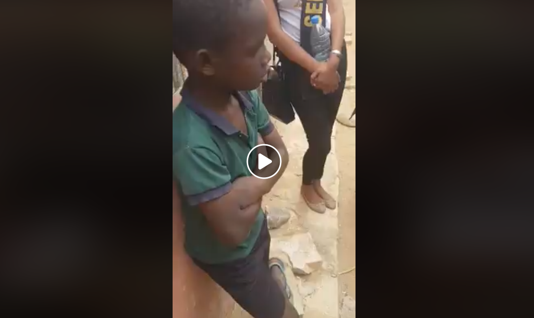 Vidéo- Gorée: Un enfant de10 ans qui maîtrise mieux que Joseph Ndiaye l’histoire des esclaves. Regardez!