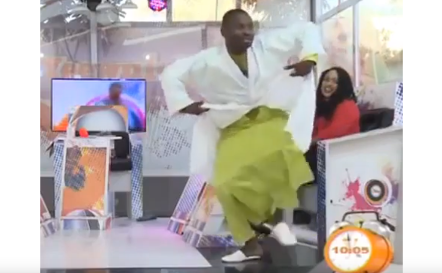 Video- Pape cheikh Diallo imite les femmes habillées en Bethio