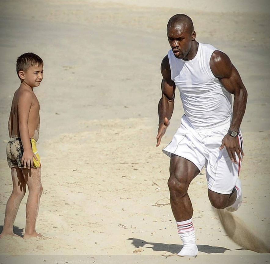 Foot – Arrêt sur image: Clarence Seedorf, 42 ans, n’a rien perdu physiquement, Regardez!