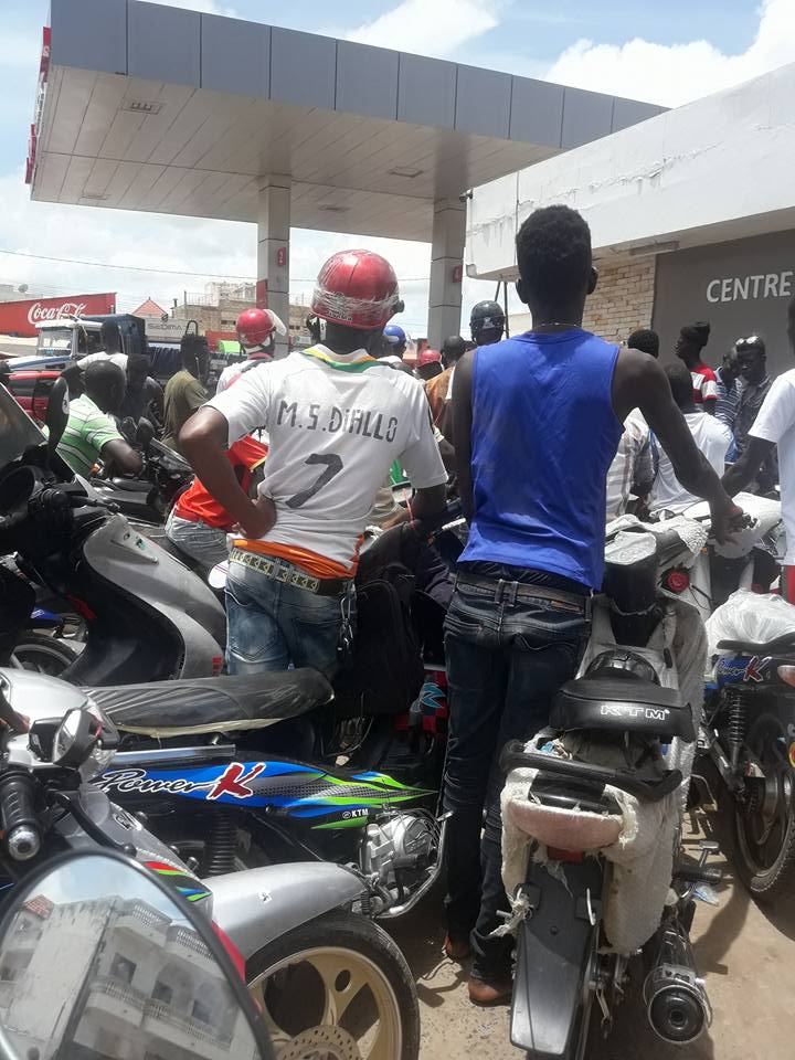 Photos – Pénurie d&rsquo;essence à Kaolack: La galère des chauffeurs de Jakarta