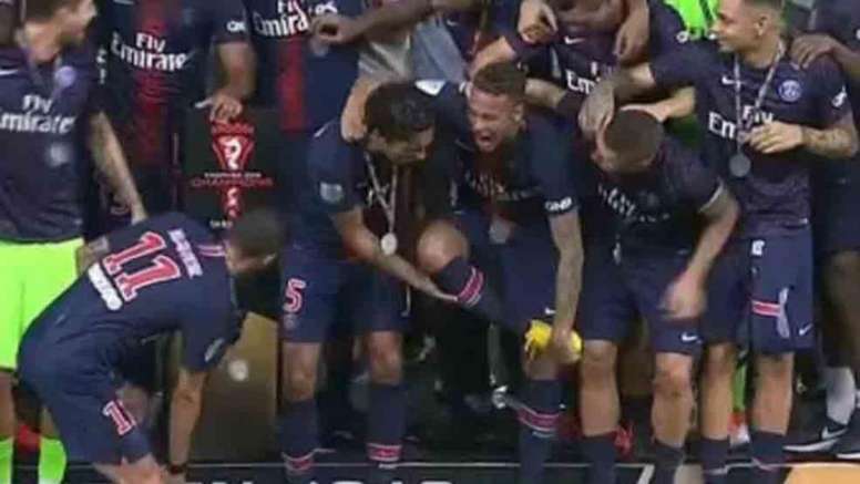 Vidéo: Le pied opéré de Neymar l’a refait souffrir