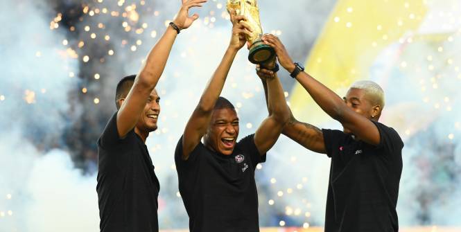 Les champions du monde parisiens ont prÃ©sentÃ© la Coupe au Parc des Princes
