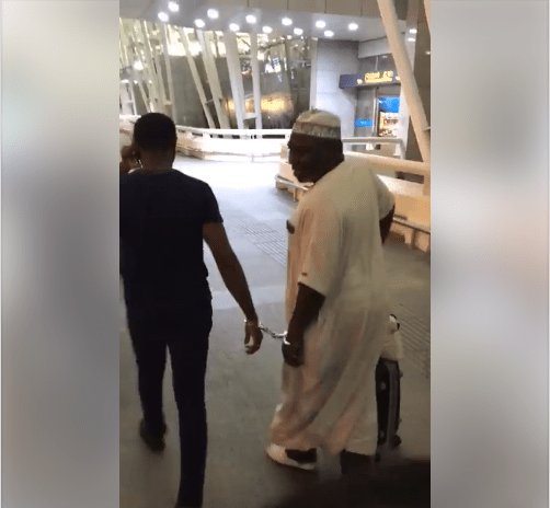 Vidéo- Le Vice Président de la communauté Nigeriane en Chine humilié et déporté dans son pays avec des menottes