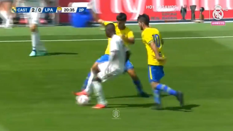 Vidéo: Le petit pont dévastateur de Vinicius Junior avec le Real Madrid Castilla