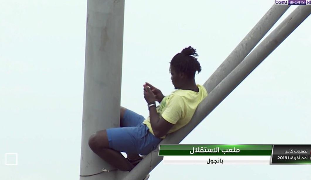 Images – Gambie vs Algérie: Un supporter confortablement assis pour suivre le match