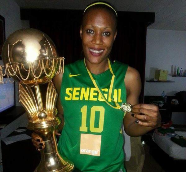 AfroBasket 2025 – Sénégal: La légende Astou Traoré honorée par la FIBA à Abidjan, Regardez!
