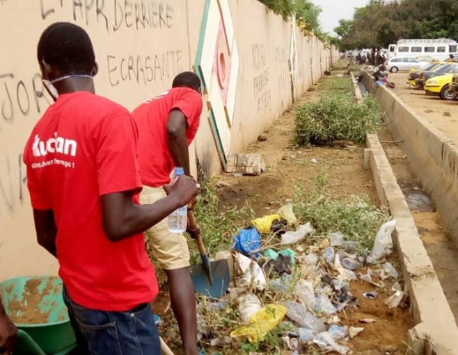 Photos: Auchan participe au nettoyage des alentours du stade LSS