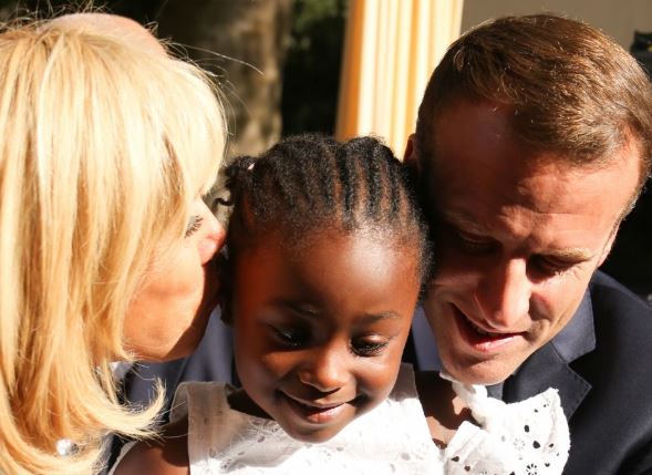 Photos – Brigitte et Emmanuel Macron craquent pour une fillette à l’Elysée !
