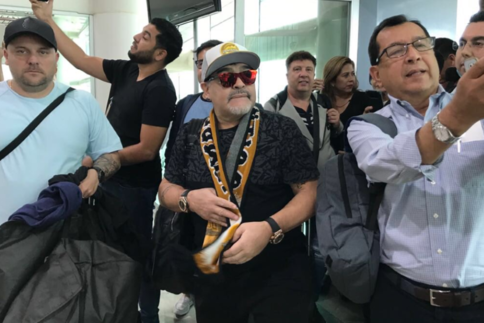 Vidéo – Quand Maradona repousse sans ménagement un fan…