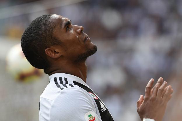 Juventus : Douglas Costa après son crachat sur un adversaire, son coach décide de le sanctionner…