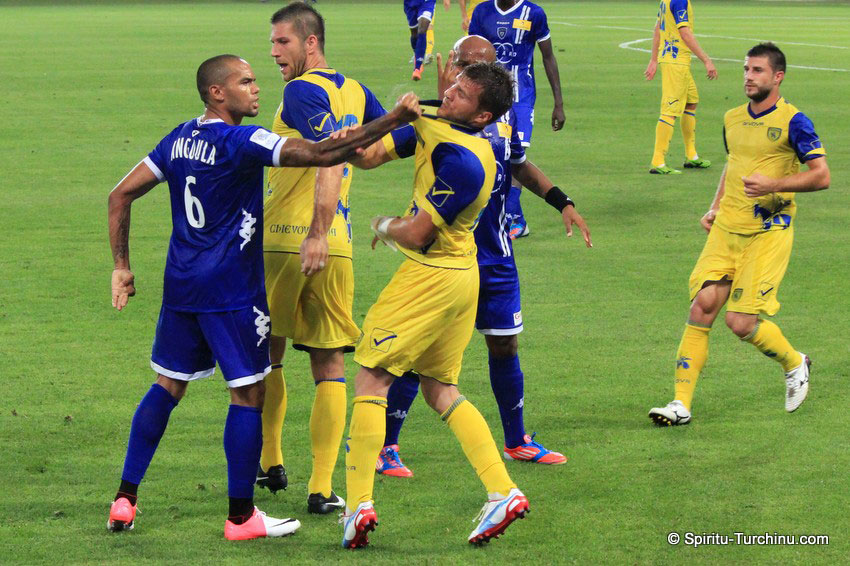 (Vidéo) Foot: Réputé bad-boy, Gaël Angoula s’est reconverti en arbitre, Regardez!