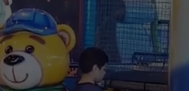 Découvrez ce que fait ce gamin en plein milieu d’amusement avec ses amis!