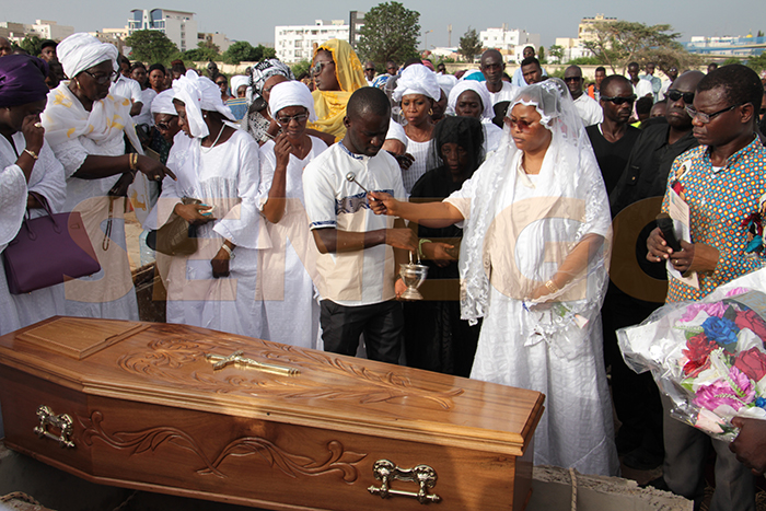 10 photos) - Guigui Sarr inconsolable à l&#39;enterrement de son père. Regardez - Senego.com