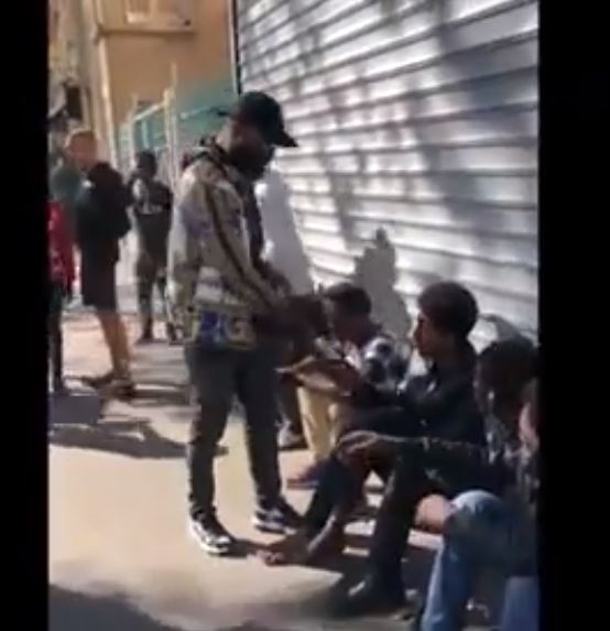 Vidéo – le rappeur Kaaris distribue de l’argent aux SDF africains dans les rues parisiennes