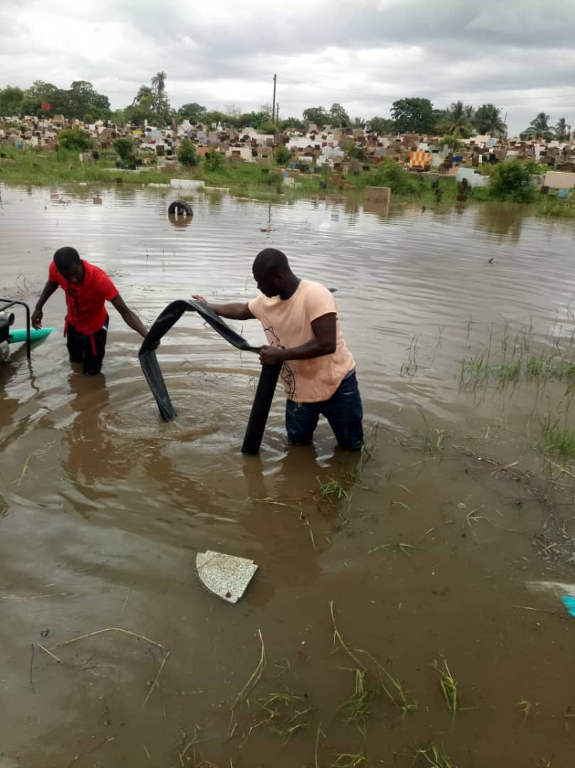 Photo:s Les cimetières de Pikine submergés par les eaux de pluie