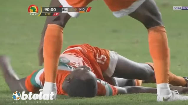Vidéo – CAN 2019: Un médecin tunisien sauve la vie d’un joueur nigérien en plein match