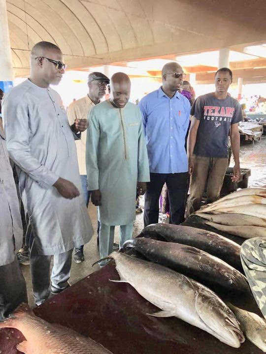 Découvrez le cadeau de Aly Ngouille Ndiaye au Marché central au Poisson…