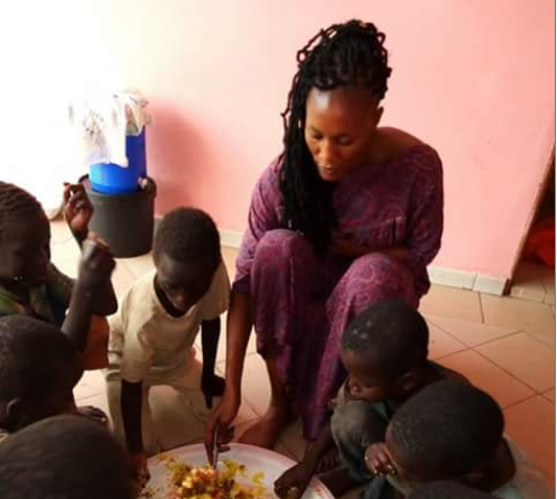 La basketteuse Astou Traoré partage son repas avec les enfants Talibés…(Photos)