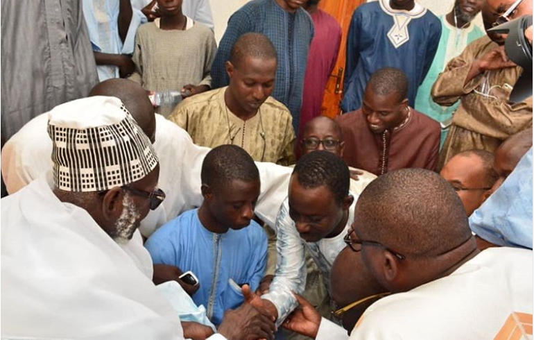 Arrêt sur image : Dj Boubs chez le Khalife des mourides pour…