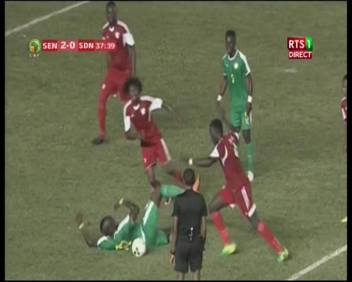 Vidéo: le penalty refusé par l&rsquo;arbitre -Regardez!