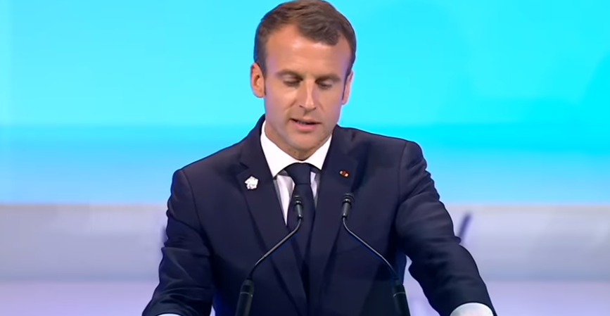 Vidéo – Sommet de la Francophonie :  Macron rend un vibrant hommage à Youssou Ndour et Senghor