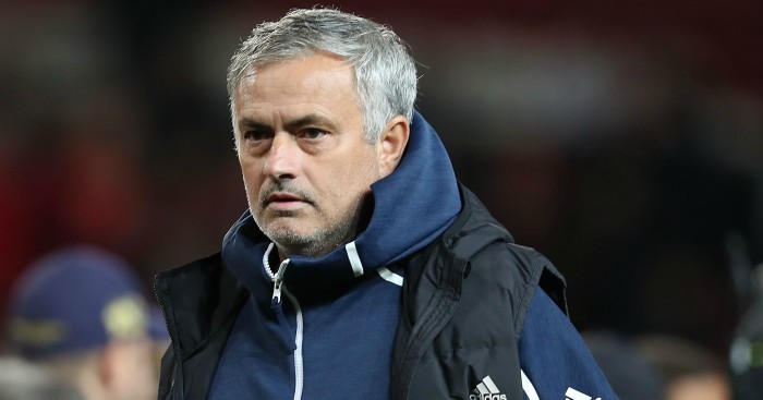 Vidéo- Le car de Manchester United encore bloqué, José Mourinho descend…