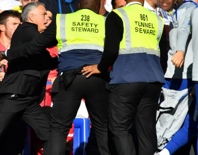 Vidéo- la bagarre de Mourinho avec l’adjoint de Maurizio Sarri