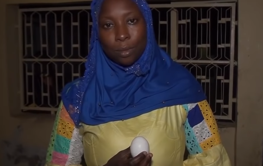 Thiès : Vidéo miraculeuse, le nom du Prophète Mohamed (PSL) retrouvé sur un œuf qu’elle vient d’acheter