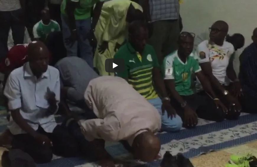 Vidéo – Sénégal vs Soudan : les Sénégalais prient pour la victoire pendant la pause  !