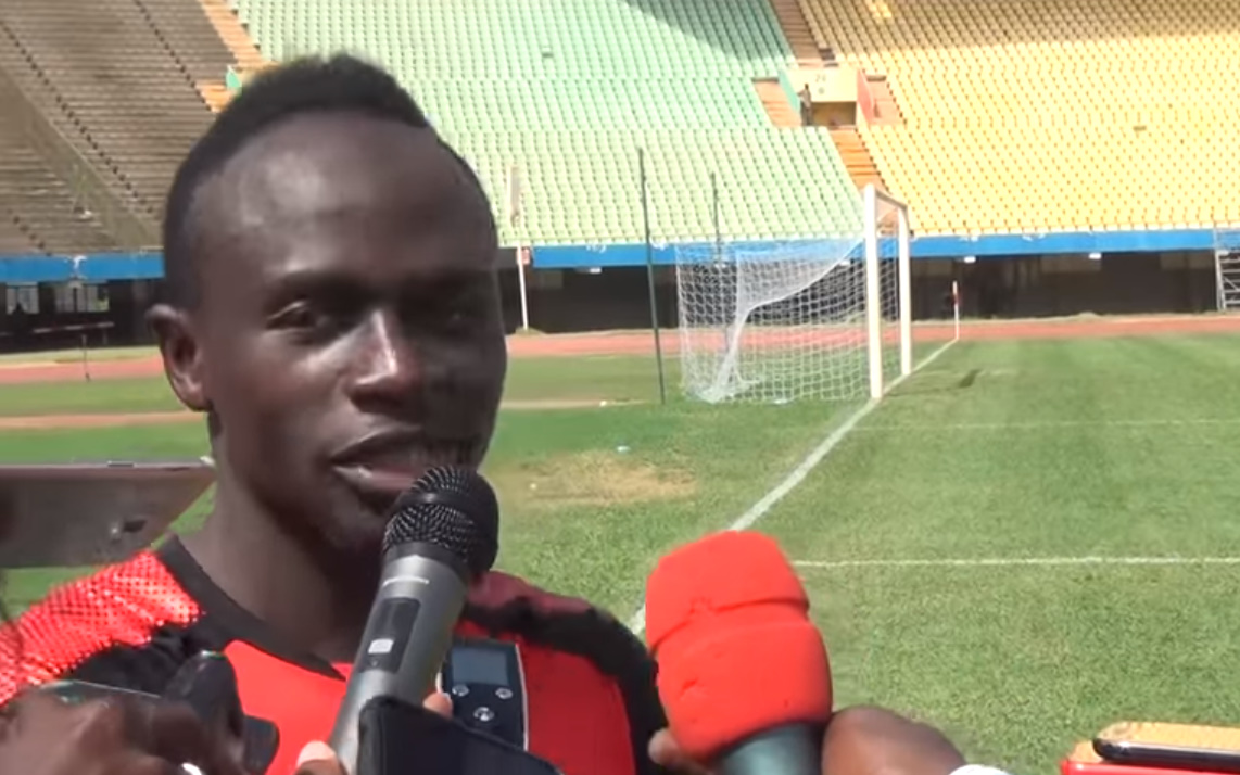 (Vidéos) Sadio Mané déçu par l’état de la pelouse de LSS: « Quand tu es loin tu penses que c’est la meilleure pelouse or… »