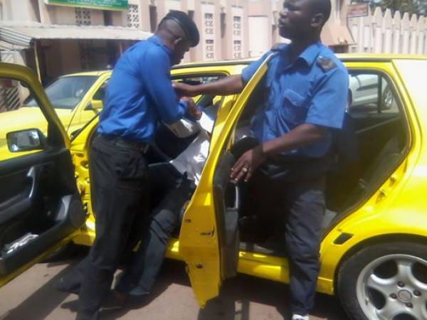 Audio: découvrez ce que ce taximan a fait de son client…