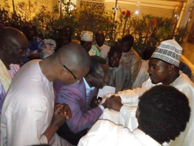 Arrêt sur image : Habillé en costume, Thione Seck fait allégeance à Serigne Bass Abdou Khadr.