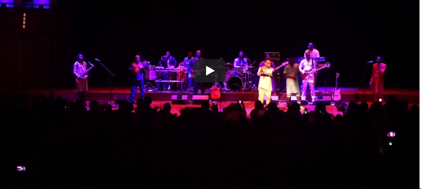 Vidéo : En plein concert à Washington, Youssou Ndour surprend ses fans avec une…