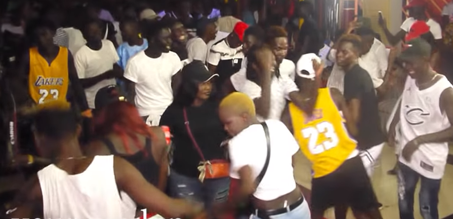 Vidéo-« Yolé Yolé »,la danse qui fait vibrer les boites de nuit à Dakar
