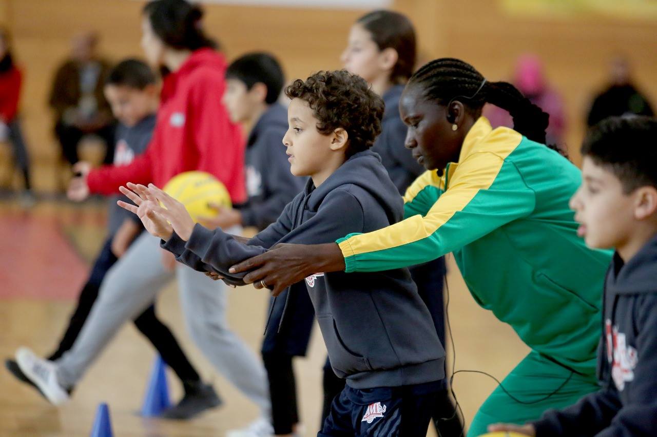 (05 Photos) Basket: L’ancienne gloire, Anne Marie Dioh avec des jeunes mini-basketteurs au Maroc