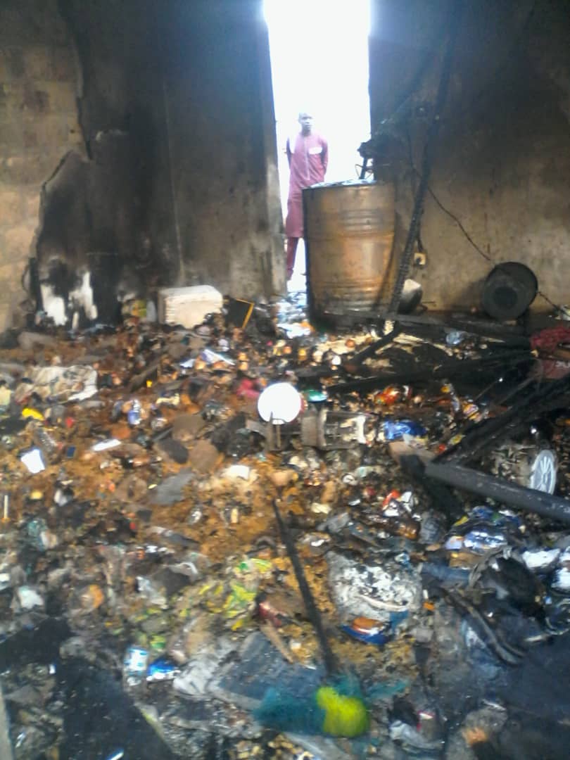 (4 photos) – Urgent: Des voleurs, cherchant en vain de l’argent, incendient une boutique à Diourbel