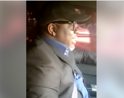 Vidéo: Ndoye Bane n&rsquo;arrive plus à se contrôler même au volant de sa voiture. Découvrez pourquoi