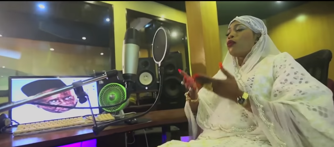 Vidéo: Mbene Diatta Seck – Ya Khalifa…