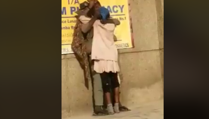 Audio: Découvrez ce que ce soi-disant malade mental a fait de cette dame devant son enfant