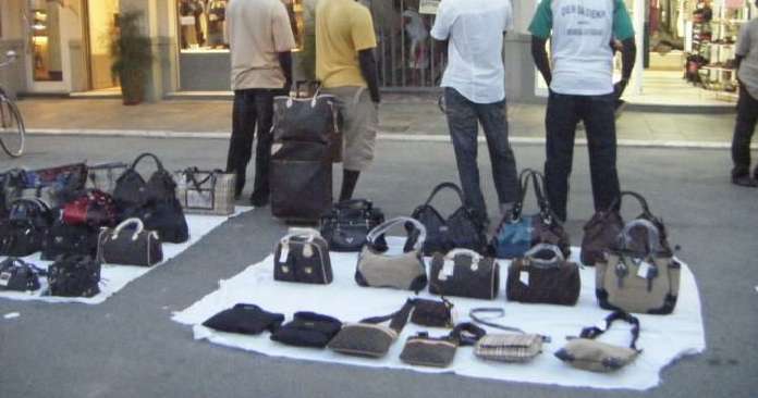 Italie: Un Sénégalais arrêté avec de la marchandise contrefaite d’une valeur de…