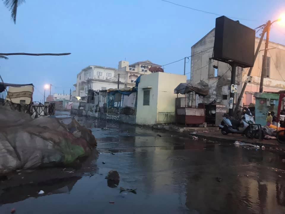 (Vidéo et Photos) – Saint-Louis (Sénégal) : Guet- Ndar se fait envahir par la mer. Rergardez !