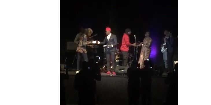 Vidéo : Décoré au Canada, Omar Pène a reçu son prix des mains de Elage Diouf. Emouvant !