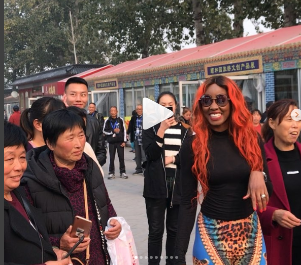 Vidéo : Queen Biz fait le buzz en Chine. Regardez ce que font ses fans !