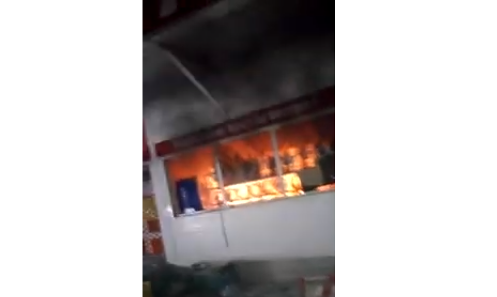 Vidéo: Auchan Nord Foire « dévoré » par les flammes, l’animateur Fafa de la 2Stv….Regardez!