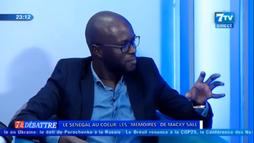 Vidéo: El Hadji Malick Ndiaye (Pastef) déchire le livre de Macky Sall