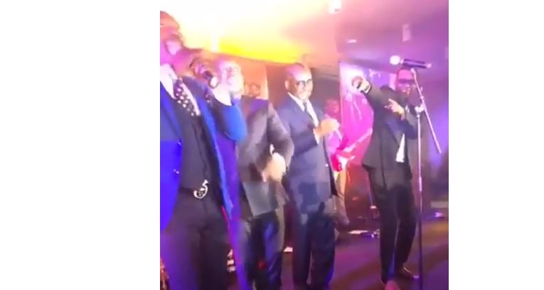 Vidéo : Sur scène, le ministre Sidiki Kaba n’a pas résisté au Mbalax de Youssou Ndour