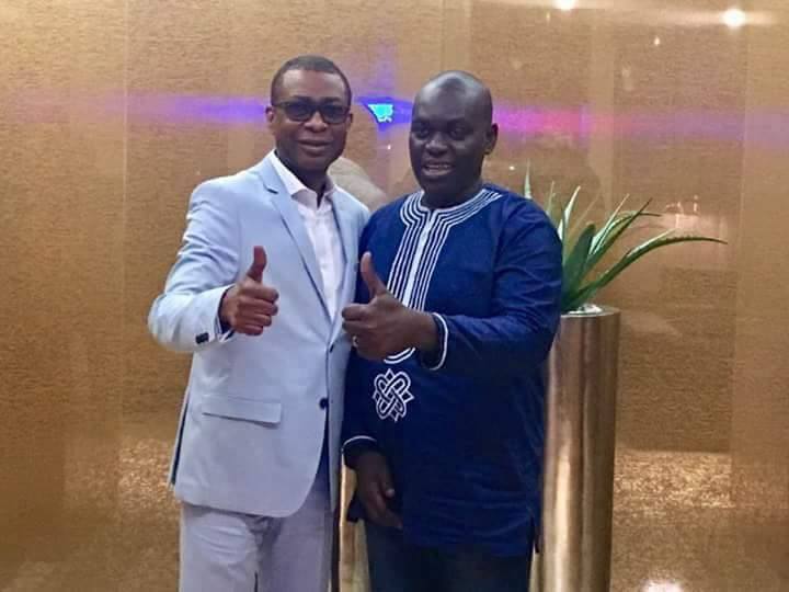 Vidéo : Habib Faye toujours dans le cœur de Youssou Ndour. Regardez ce qu’il fait avant de monter sur scène !