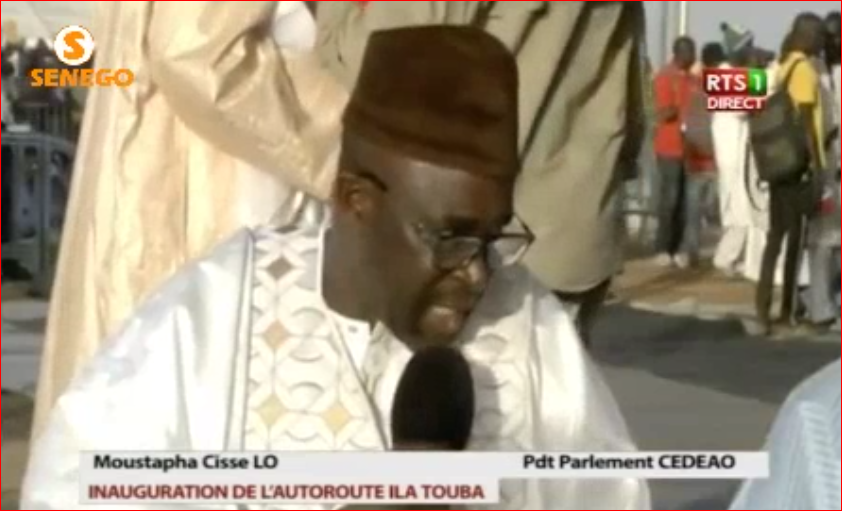 Vidéo – Ila Touba – Moustapha Cissé Lô très comblé, chante Macky Sall: « Depuis que je suis né… »