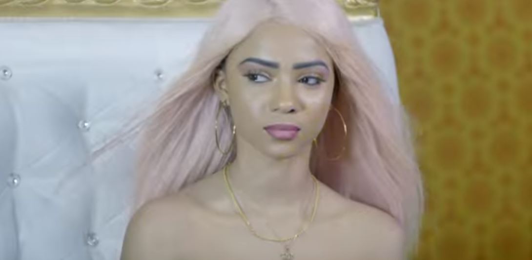 Vidéo : « Sama Logo Bi », Akhlou Brick frappe encore fort avec ce clip. Regardez !