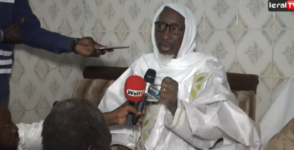 Vidéo : les prières du Khalife de Sagne Bambara sur la tombe de Sidy Lamine Niass